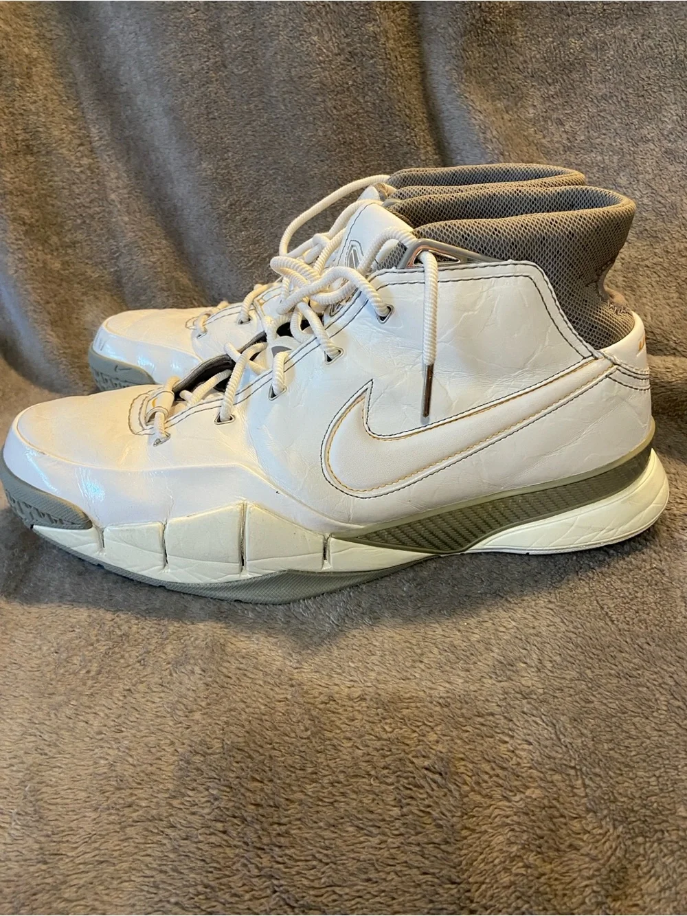 🏀 Nike Kobe 1 white shark